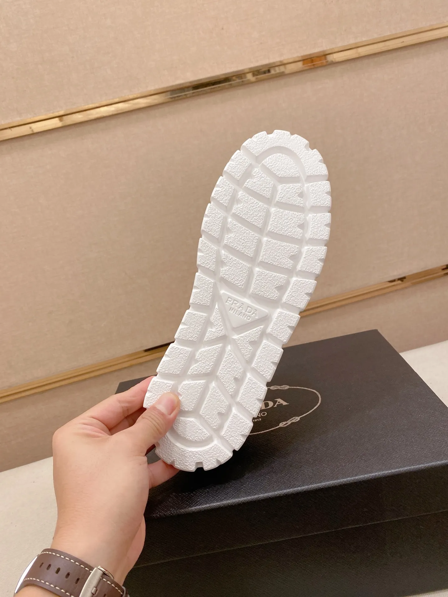 Men's men's shoes💰: 440💰[Prada～Prada] Trendy new styles are on the market. Same style as the official website. Counter quality. Original version. [Strong] [Strong] Imported selected first-layer cowhide. Comfortable and breathable sheepskin lining, fine workmanship, upper layer made of 100% pure cowhide, original last shape, comfortable on the feet, shoe sizes 38 to 44